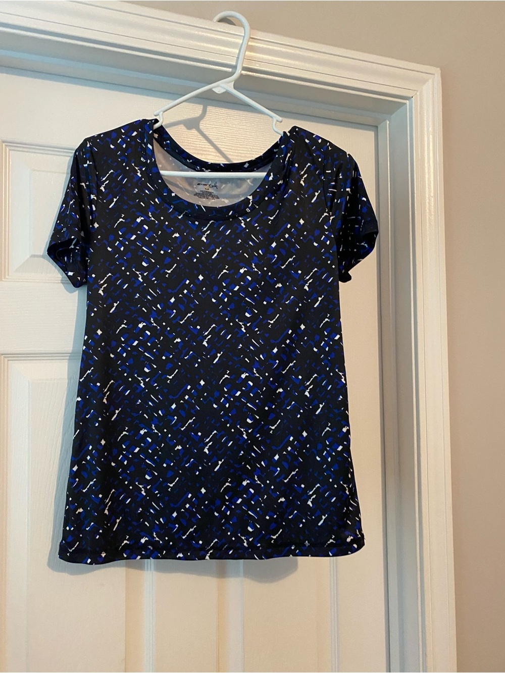 exertek Black Short Sleeve Crewneck Top with Blue & White Abstract Print